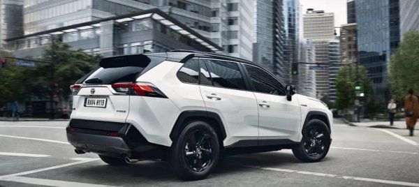 Петото поколение беше пуснато в Европа в началото на 2019 г. и година по-късно помогна на RAV4 да достигне глобален резултат от 10 милиона продажби. Мощният стил дойде с мощни качества. Японецът остана като пример за SUV, който носи усещане за забавление и приключение. Това беше първият, построен върху платформата на Toyota New Global Architecture. Тя постигна нисък център на тежестта, леко тегло и здраво шаси за отлично управление и стабилност. Моделът възприе хибридната технология от четвърто поколение на Toyota, заедно с нов 2,5-литров хибриден двигател Dynamic Force , който донесе значителни подобрения в мощността, ускорението и производителността.
През 2020 г. петото поколение прие още една иновация с представянето на първия RAV4 Plug-in Hybrid . Това стана най-мощната и ефективна версия, създавана до момента с 306 к.с., бързо ускорение плюс изключително ниски емисии на CO2 и разход на гориво.